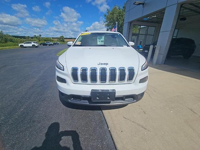 Photo of 2018 Bright White Clearcoat Jeep Cherokee