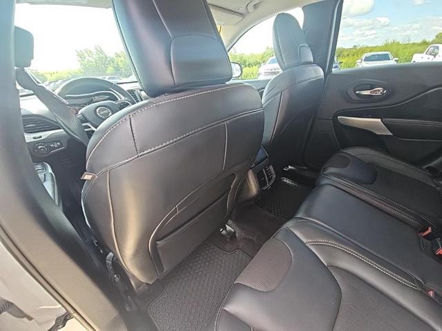 Photo of 2018 Bright White Clearcoat Jeep Cherokee