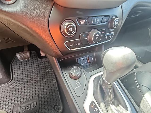 Photo of 2018 Bright White Clearcoat Jeep Cherokee