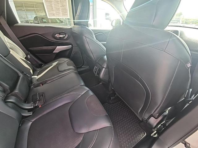 Photo of 2018 Bright White Clearcoat Jeep Cherokee