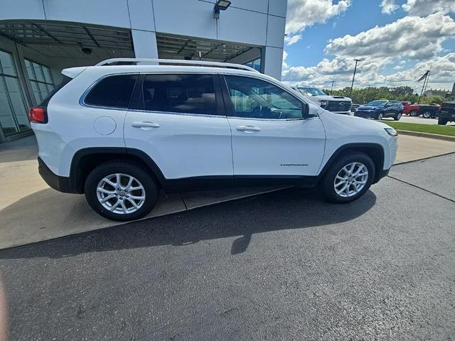 Photo of 2018 Bright White Clearcoat Jeep Cherokee