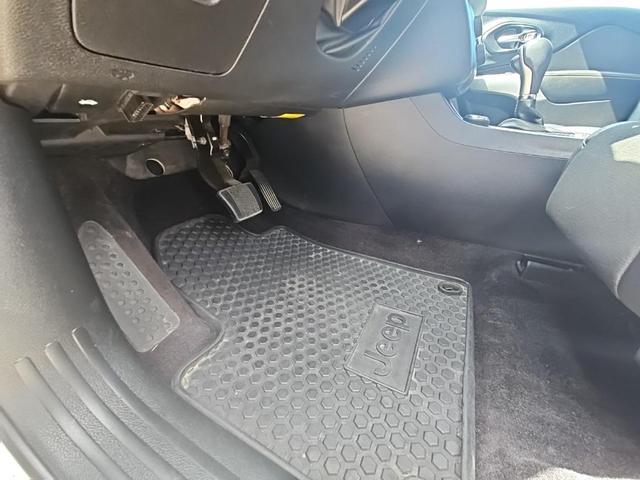 Photo of 2018 Bright White Clearcoat Jeep Cherokee
