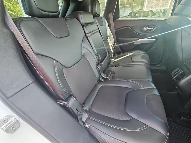 Photo of 2018 Bright White Clearcoat Jeep Cherokee