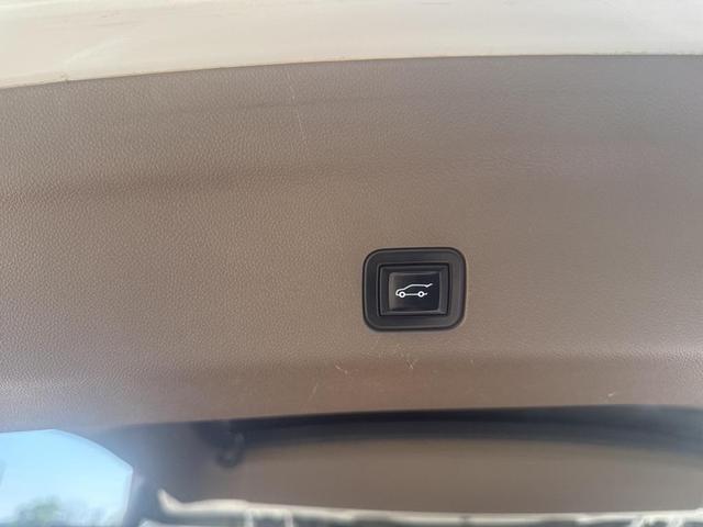 Photo of 2021 White Frost Tricoat GMC Yukon XL