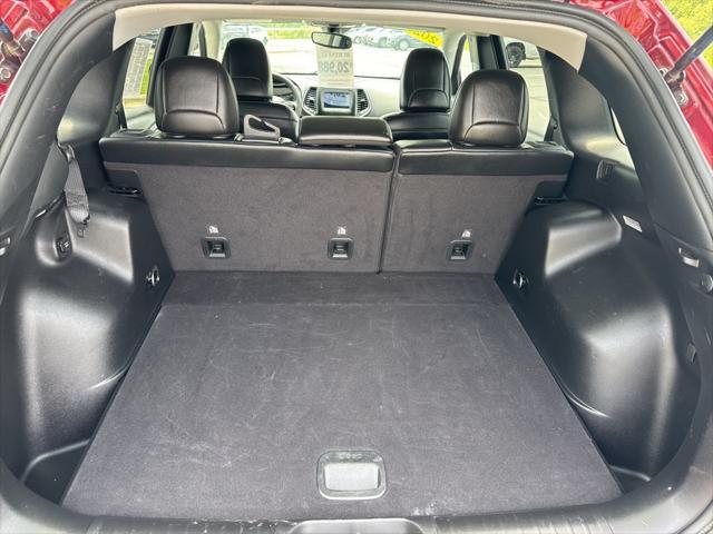 Photo of 2021 Velvet Red Pearlcoat Jeep Cherokee