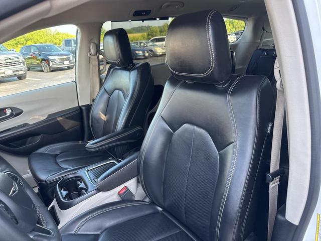 Photo of 2023 Bright White Clearcoat Chrysler Pacifica