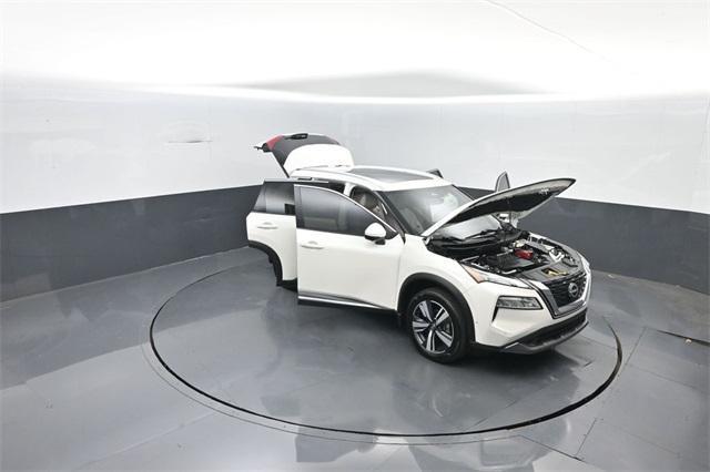 Photo of 2023 Pearl White Tri-Coat Nissan Rogue