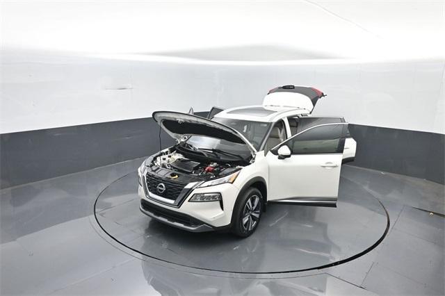 Photo of 2023 Pearl White Tri-Coat Nissan Rogue
