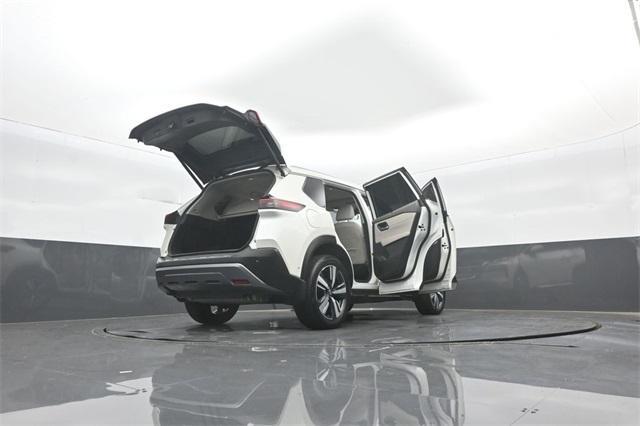 Photo of 2023 Pearl White Tri-Coat Nissan Rogue