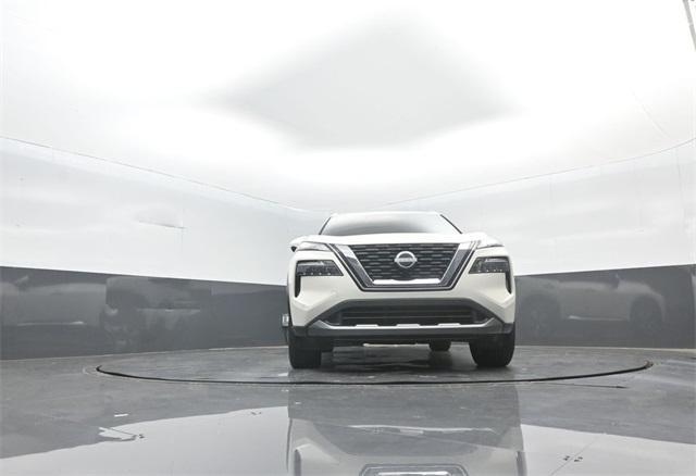 Photo of 2023 Pearl White Tri-Coat Nissan Rogue