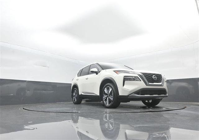 Photo of 2023 Pearl White Tri-Coat Nissan Rogue