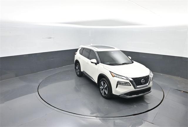 Photo of 2023 Pearl White Tri-Coat Nissan Rogue