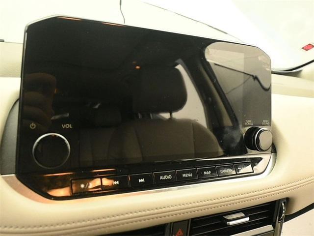 Photo of 2023 Pearl White Tri-Coat Nissan Rogue