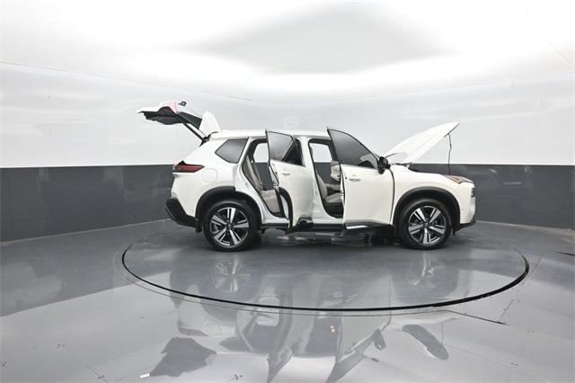 Photo of 2023 Pearl White Tri-Coat Nissan Rogue