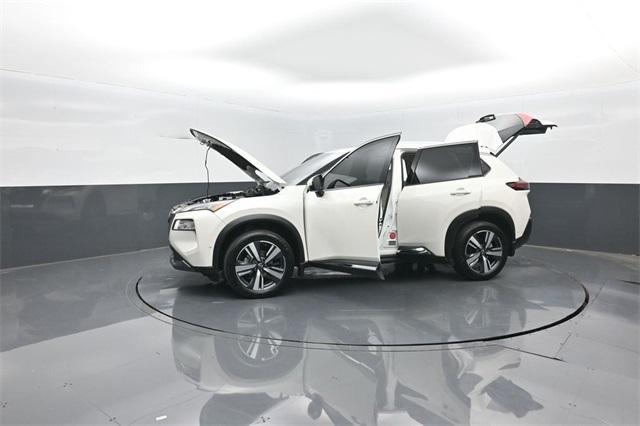 Photo of 2023 Pearl White Tri-Coat Nissan Rogue