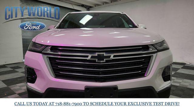 Photo of 2022 Iridescent Pearl Tricoat Chevrolet Traverse