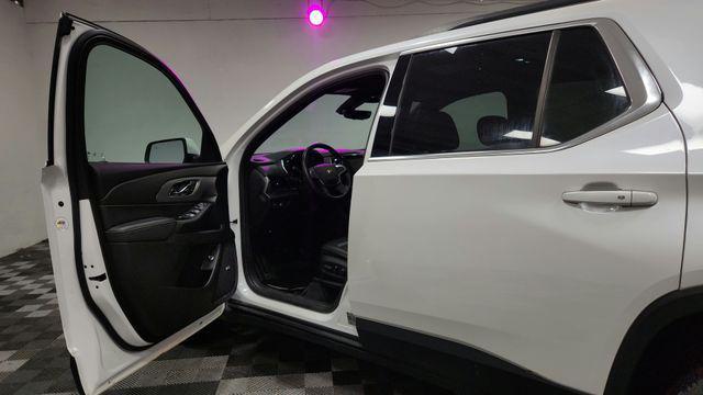 Photo of 2022 Iridescent Pearl Tricoat Chevrolet Traverse