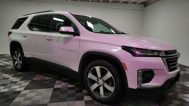 Photo of 2022 Iridescent Pearl Tricoat Chevrolet Traverse
