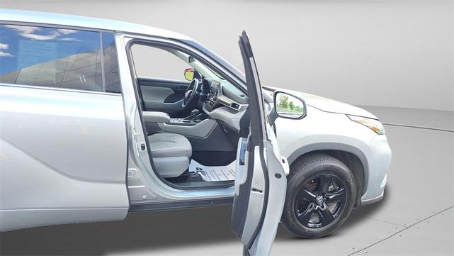 Photo of 2022 Celestial Silver Metallic Toyota Highlander