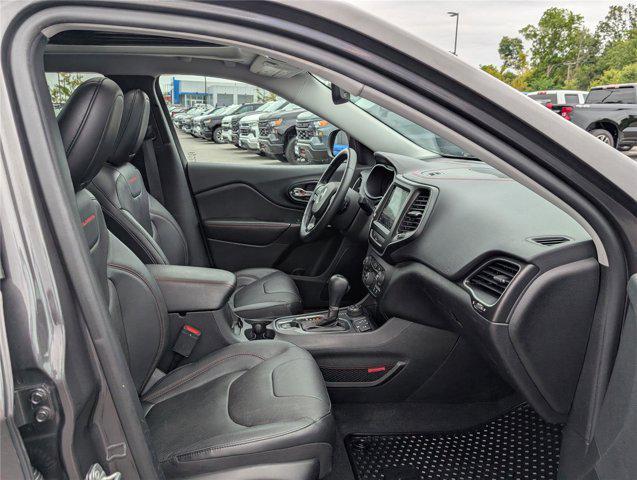 Photo of 2019 Granite Crystal Metallic Clearcoat Jeep Cherokee