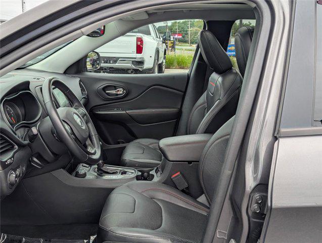 Photo of 2019 Granite Crystal Metallic Clearcoat Jeep Cherokee