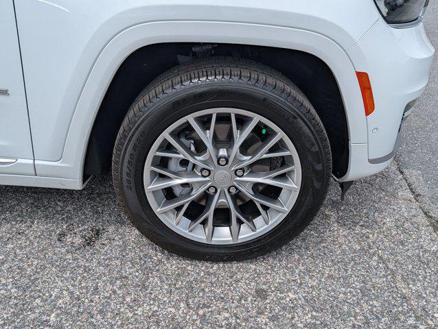 Photo of 2025 Bright White Clearcoat Jeep Grand Cherokee L