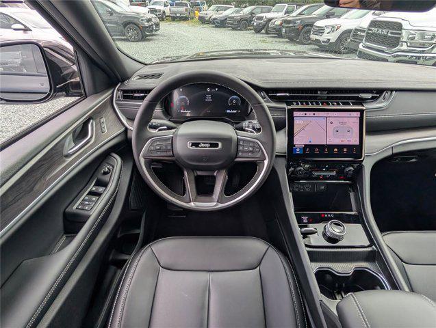 Photo of 2025 Diamond Black Crystal Pearlcoat Jeep Grand Cherokee L