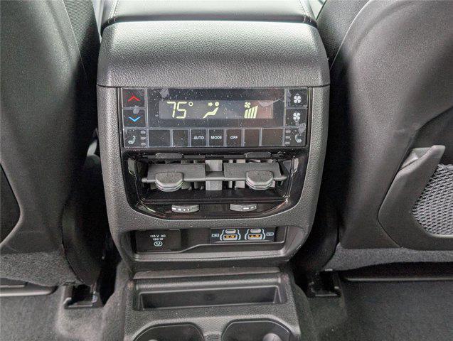 Photo of 2025 Diamond Black Crystal Pearlcoat Jeep Grand Cherokee L