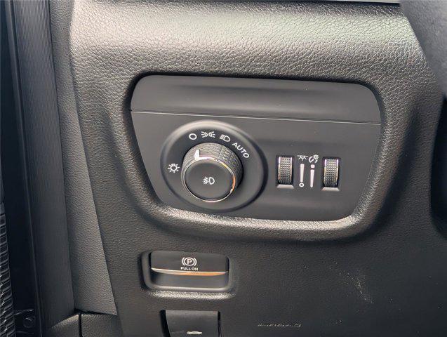 Photo of 2025 Diamond Black Crystal Pearlcoat Jeep Grand Cherokee L