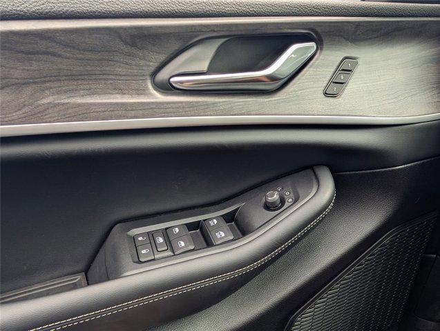 Photo of 2025 Diamond Black Crystal Pearlcoat Jeep Grand Cherokee L