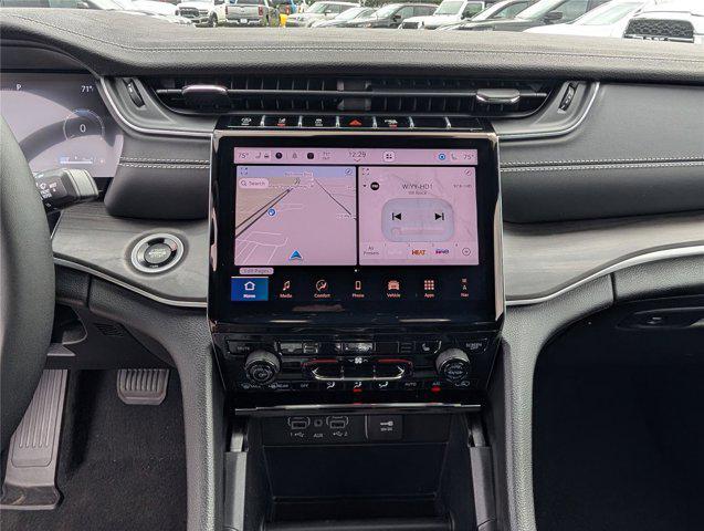 Photo of 2025 Diamond Black Crystal Pearlcoat Jeep Grand Cherokee L