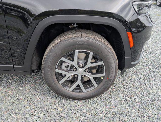 Photo of 2025 Diamond Black Crystal Pearlcoat Jeep Grand Cherokee L