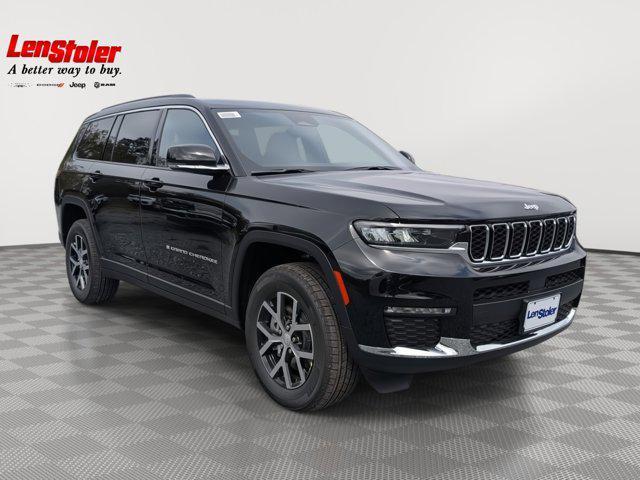 Photo of 2025 Diamond Black Crystal Pearlcoat Jeep Grand Cherokee L