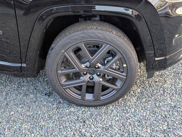 Photo of 2025 Diamond Black Crystal Pearlcoat Jeep Compass