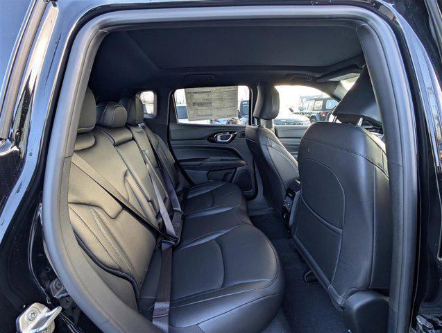 Photo of 2025 Diamond Black Crystal Pearlcoat Jeep Compass