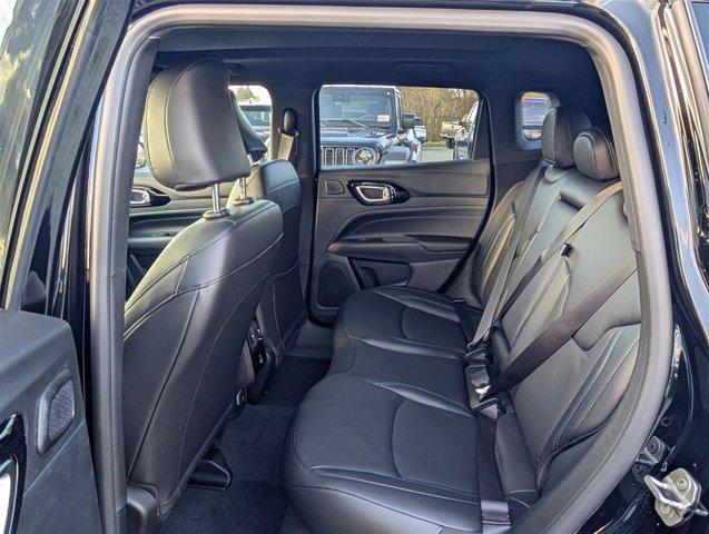 Photo of 2025 Diamond Black Crystal Pearlcoat Jeep Compass