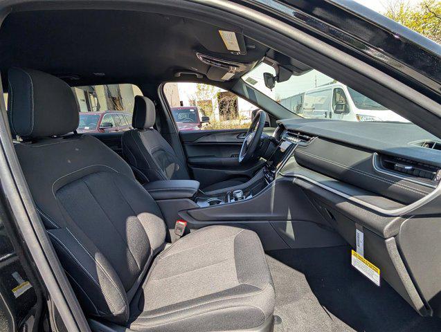 Photo of 2025 Diamond Black Crystal Pearlcoat Jeep Grand Cherokee L