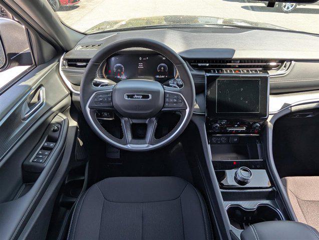 Photo of 2025 Diamond Black Crystal Pearlcoat Jeep Grand Cherokee L
