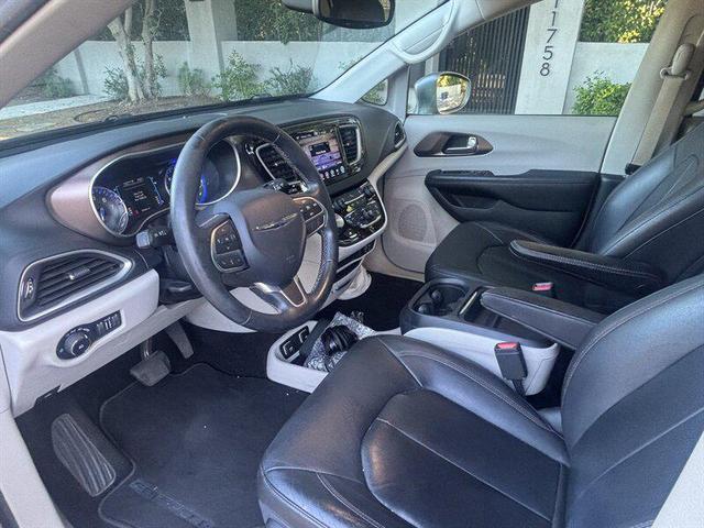 Photo of 2017 Billet Silver Metallic Clearcoat Chrysler Pacifica