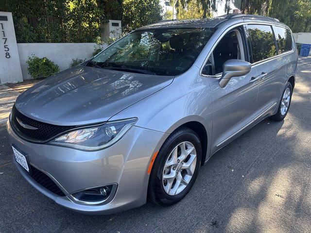 Photo of 2017 Billet Silver Metallic Clearcoat Chrysler Pacifica