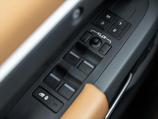 Photo of 2023 Fuji White Land Rover Defender