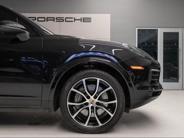 Photo of 2022 Jet Black Metallic Porsche Cayenne