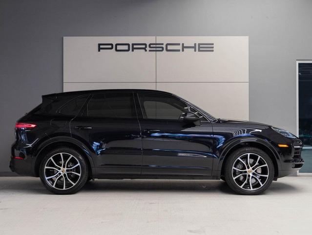 Photo of 2022 Jet Black Metallic Porsche Cayenne
