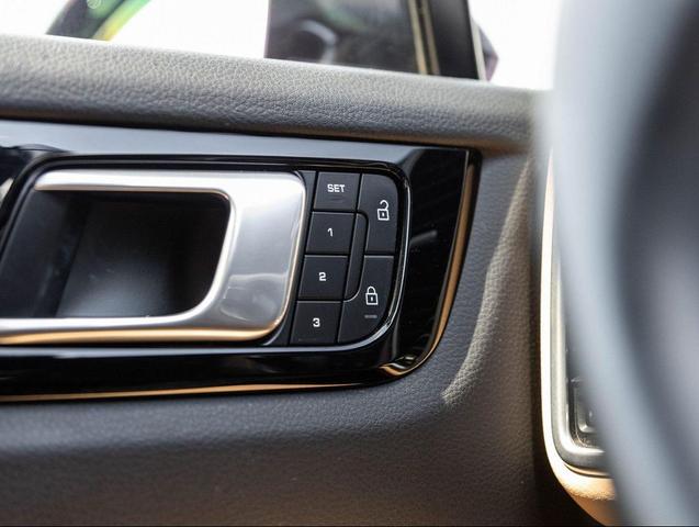 Photo of 2022 Jet Black Metallic Porsche Cayenne
