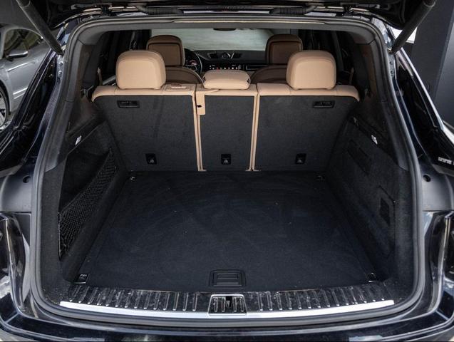Photo of 2022 Jet Black Metallic Porsche Cayenne