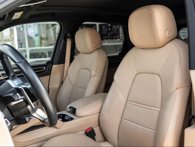 Photo of 2022 Jet Black Metallic Porsche Cayenne