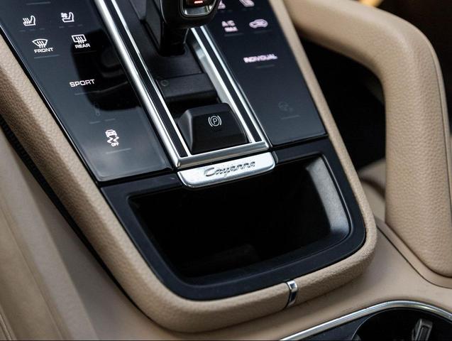 Photo of 2022 Jet Black Metallic Porsche Cayenne