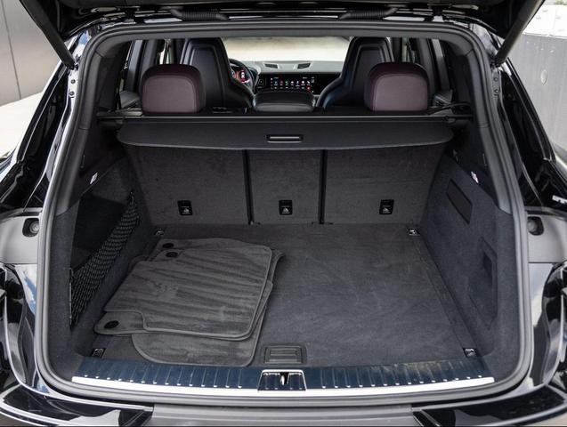Photo of 2024 Chromite Black Metallic Porsche Cayenne
