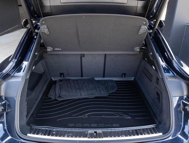Photo of 2024 Algarve Blue Metallic Porsche Cayenne
