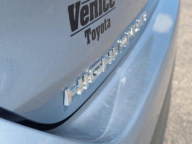 Photo of 2024 Moon Dust Toyota Highlander
